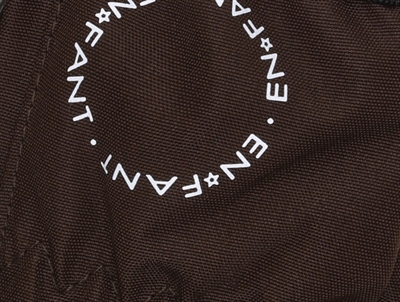 En Fant luffer i brun nuance med logo detalje