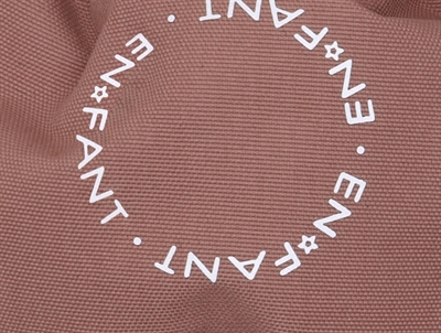 En Fant luffer i rosa nuance med logo detalje