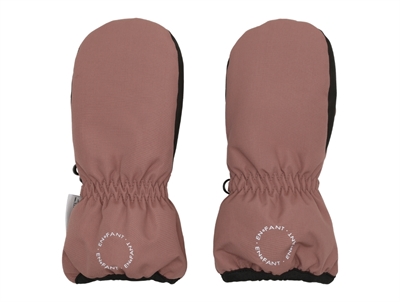 En Fant luffer i rosa nuance set forfra