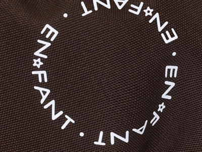En Fant luffer i brun nuance med logo detalje