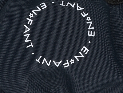 En Fant luffer i mørkeblå nuance med logo detalje