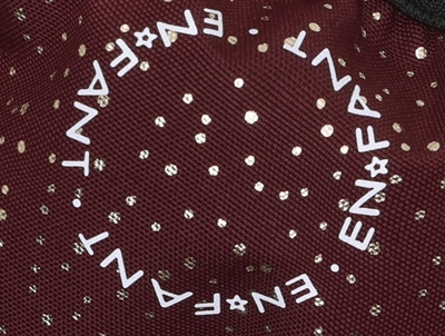 En Fant luffer i bordeaux nuance med prikker og logo detalje