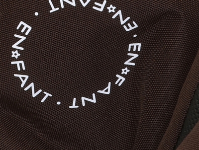 En Fant handsker i brun nuance med logo detalje