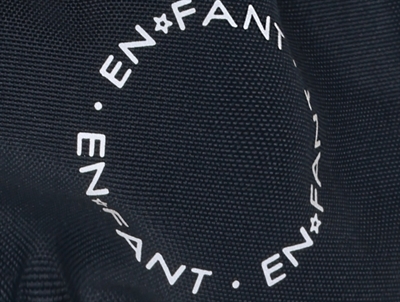 En Fant handsker i mørkeblå nuance med logo detalje