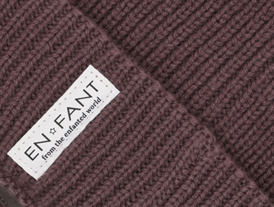 En Fant hue i lilla nuance med logo label detalje