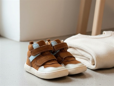 Bisgaard Becky barfodssneaker i brun nuance med lyse kontrastdetaljer og velcro