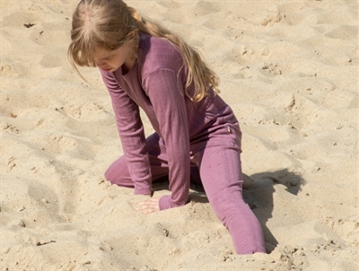 Pige iklædt Joha leggings i lilla nuance i uld og silke med ribstruktur