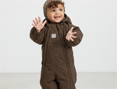 Barn iført MarMar Copenhagen Oriel flyverdragt deep choco set forfra