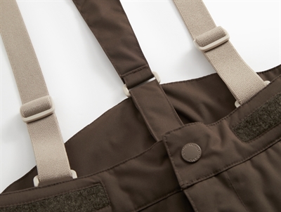 MaDetaljebillede af Mar Orla overtræksbukser deep choco med seler