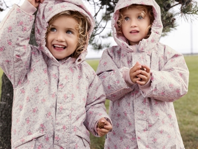 MarMar Copenhagen Ollie flyverdragt i flowerbed print med elastiske seler vist på børn