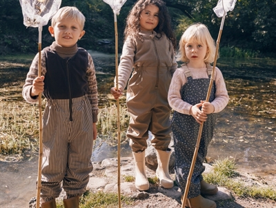 Barn iført MarMar Copenhagen regnsæt brown stripe med fleecefor og lynlåslukning