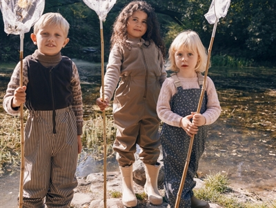 Barn iført MarMar Copenhagen regnsæt sepia brown med fleecefor og lynlåslukning