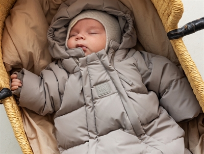 Barn iført MarMar tech puffer baby moon rock med hætte i kurv