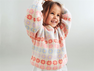 Pige iført Wheat Harlow striktrøje sandshell flowers