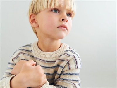 Dreng iført Wheat Harlow striktrøje sandshell stripe