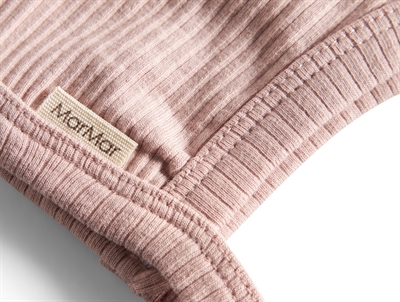 MarMar Copenhagen babyhjelm faded rose i rib med trykknap detalje af mærke og syning