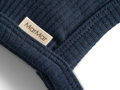 Nærbillede af MarMar babyhjelm i mørkeblå rib