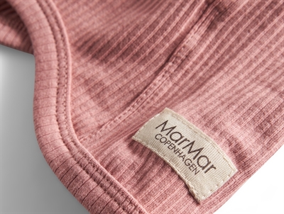 Nærbillede af MarMar elefanthue i rose parfait rib