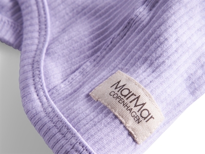 Nærbillede af MarMar elefanthue i soft lavender rib