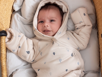 Baby iført MarMar Copenhagen køredragt med air balloon print