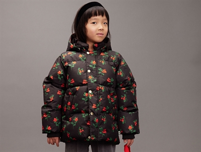 barn iført Mini Rodini sort pufferjakke med rødt bærprint