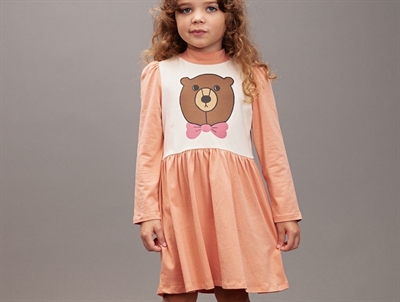 Barn med Mini Rodini kjole i fersken og råhvid