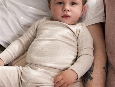 Barn iklædt MarMar leggings i lys beige nuance med elastik i taljen