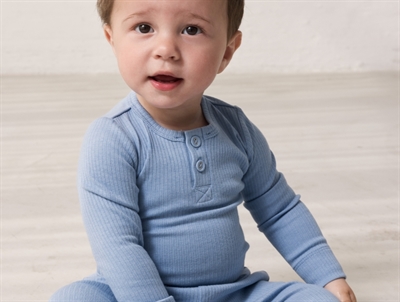 Barn iklædt MarMar body i modal i blue iris