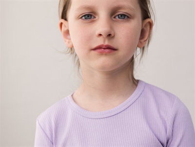 Pige i klædt MarMar ribbluse i lilac nuance med rund hals