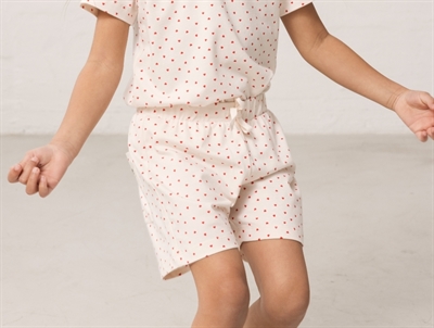 pige iklædt MarMar shorts med små hjerter i råhvid nuance