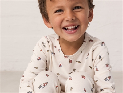Dreng iklædt MarMar nattøj med trains print