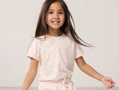 Pige iklædt MarMar t-shirt med små hjerter i råhvid nuance