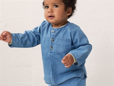 Dreng iklædt MarMar skjorte med knapper i blue denim