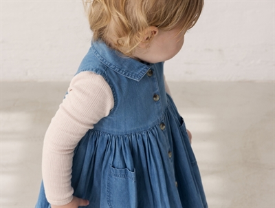 Pige klædt i MarMar Danal kjole i blue denim