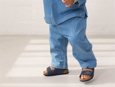 barn iklædt MarMar denim bukser i blå nuance