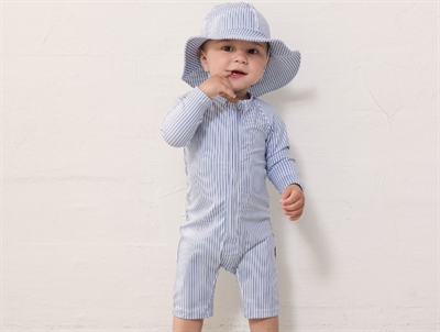 Dreng iklædt MarMar baby badedragt med blå striber