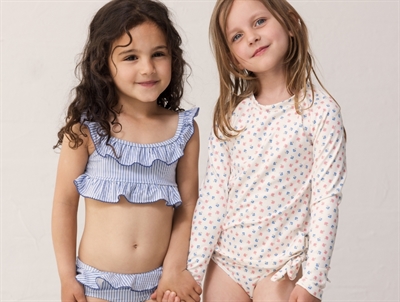 Pige iklædt MarMar Swean badetroeje i raahvid nuance