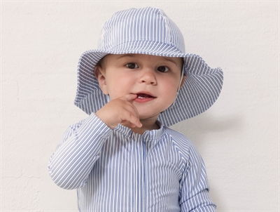 baby iklædt MarMar solhat i badestof med blå striber