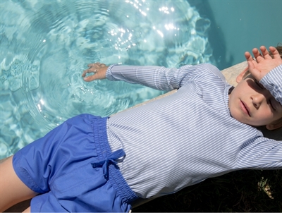 Dreng iklædt MarMar Swiggo badeshorts i blå nuance