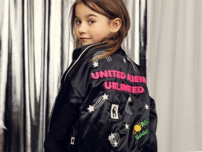 Pige kædt i Mini Rodini satin jakke i black med broderi set bagfra