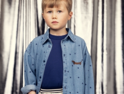 Dreng iklædt Mini Rodini skjorte i blue med prikkker og hundebroderi