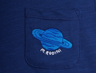 Mini Rodini t-shirt i blue med planet broderi på brystlomme
