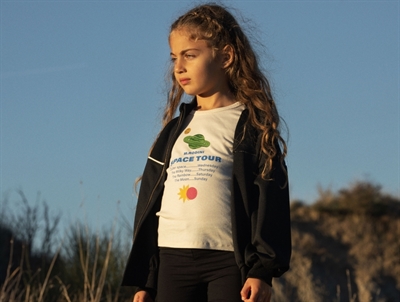 Pige iklædt Mini Rodini t-shirt i off-white med space tour print 