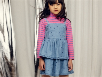 Pige iklædt Mini Rodini turtleneck i pink med blå striber