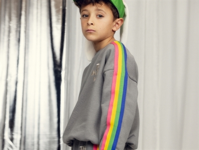 Dreng iklædt Mini Rodini sweatshirt i grey med rainbow panel