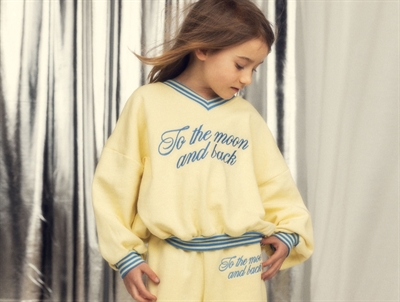 Pige iklædt Mini Rodini sweatshirt i yellow med to the moon broderi