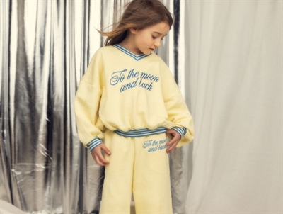 Pige iklædt Mini Rodini sweatpants i yellow med to the moon broderi 