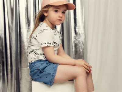 Pige iklædt Mini Rodini shorts i blue med prikprint