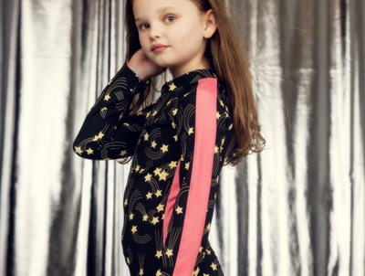 Pige iklædt Mini Rodini uv badedragt i black med starfall print