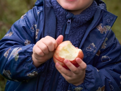CeLaVi regnsæt i oceania med fleecefoer og hundeprint i brug af barn